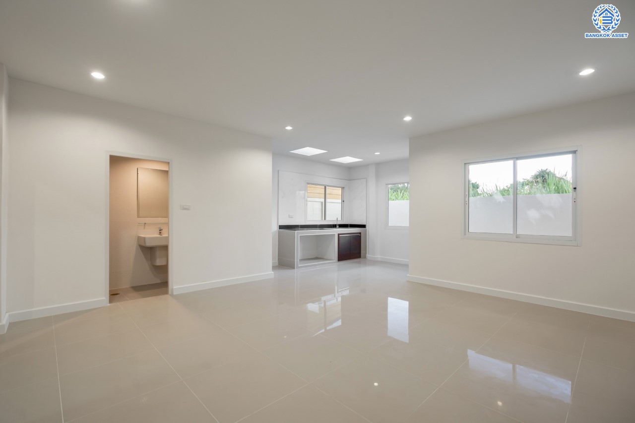 บ้านมือสองตกแต่งใหม่ ม.ลานทอง ติวานนท์-ปากเกร็ด เนื้อที่ 46 ตร.ว. ฟังก์ชัน 2 ห้องนอน 2 ห้องน้ำ จอดรถได้ 2 คัน บนทำเลทองเดินทางสะดวกติด ถ.ติวานนท์ ใกล้ห้าแยกปากเกร็ด เมืองทองธานี ทางด่วน, เซ็นทรัลแจ้งวัฒนะ และรถไฟฟ้าสายสีชมพู (สายอนาคต) "สถานีปากเกร็ด"